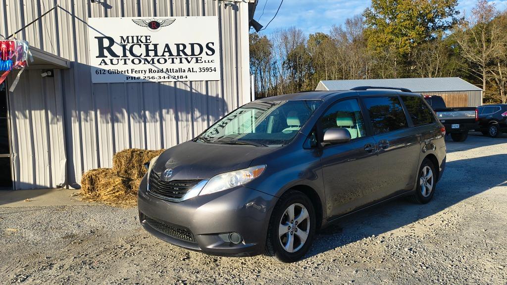 2011 Toyota Sienna LE's photo